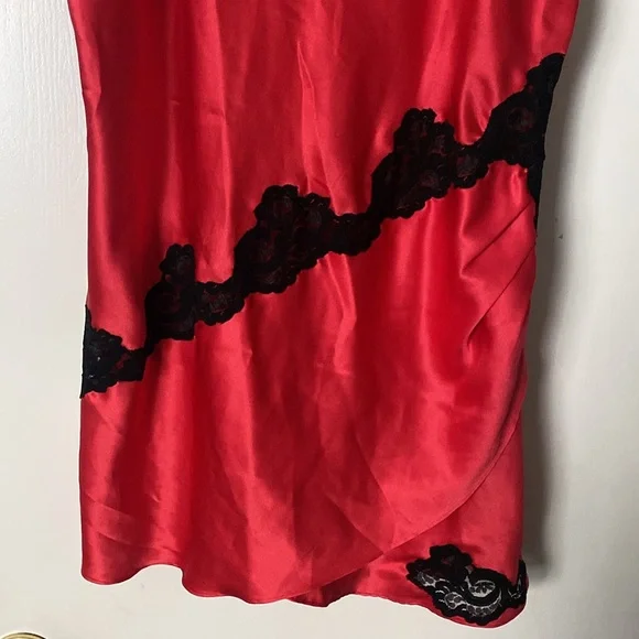 Vintage Victoria’s Secret gold label lace slip - Picture 5 of 14